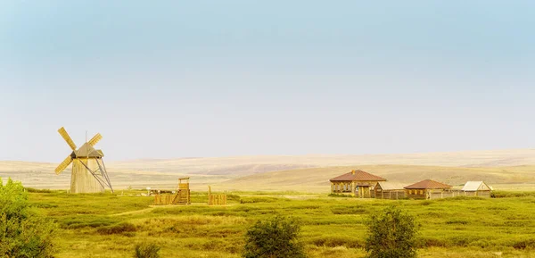 ロシアのチェリャビンスク州アルカム 2021年8月25日 早朝に アルカム準備金の領域内の古い風車とコサックの不動産 — ストック写真