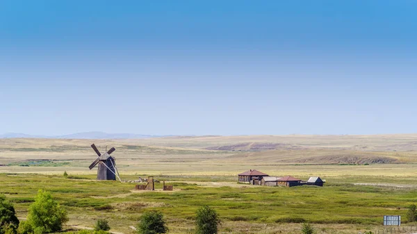 Arkaim Chelyabinsk Region Russia August 2021 Windmill Cossack Estate 免版税图库照片