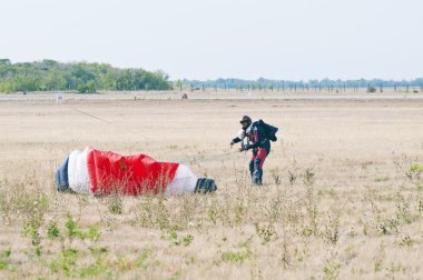 Yığın paraşütçü paraşüt atlama sonra