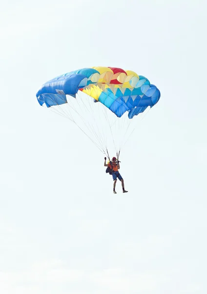 Прыжок с парашютом на авиашоу — стоковое фото