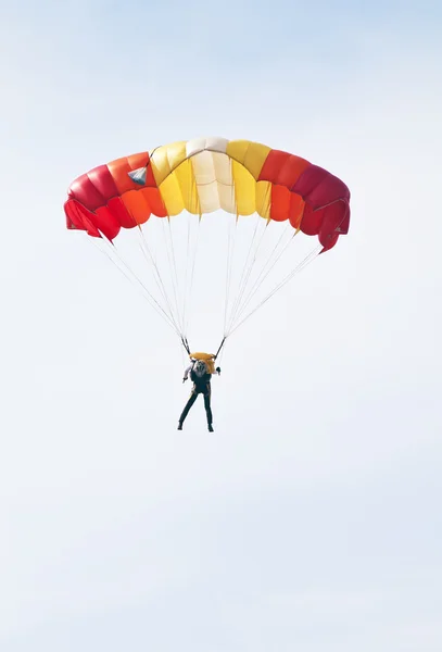 Salto en paracaídas en un espectáculo aéreo — Foto de Stock