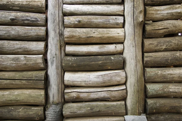 Parede feita de troncos de madeira — Fotografia de Stock