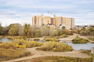 Nehir kıyısında inşaat