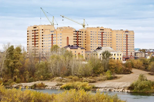 Bouw van een residentieel complex aan de oever van de rivier — Stockfoto