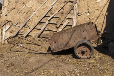 Bir ahşap kulübe yakın gübre kaldırılması için el arabalar