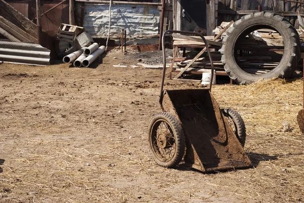 Carrinho para remoção de estrume, pátio rural — Fotografia de Stock