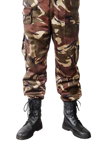 Мужские ноги в камуфляжных штанах и армейских сапогах — стоковое фото