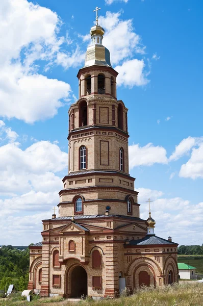 Campanario de la puerta del monasterio ortodoxo ruso — Foto de Stock