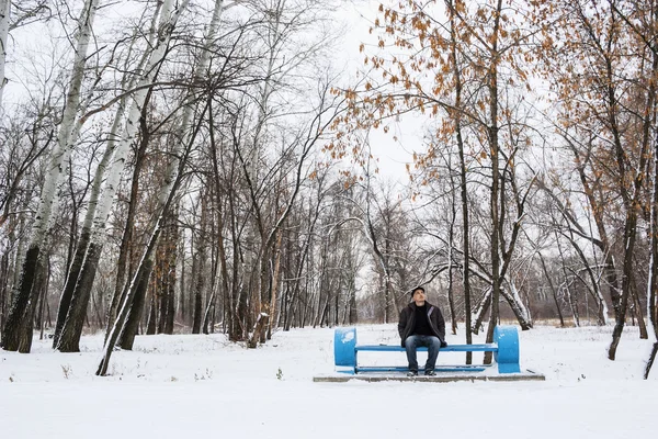 외로운 남자 겨울 공원에서 벤치에 앉아서 올려 — 스톡 사진