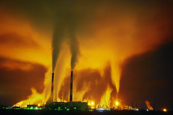 Orenburg gaz işleme tesisi. Gece endüstriyel manzarası. Kış