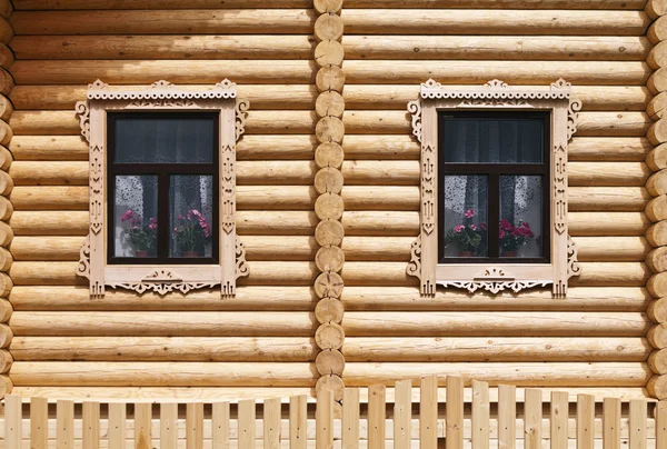 Pared de casa de madera con ventanas talladas — Foto de Stock