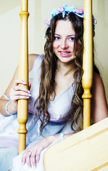 Πορτρέτο ενός νεαρού κοριτσιού χαμογελαστός στα σκαλοπάτια στο εσωτερικό — Φωτογραφία Αρχείου
