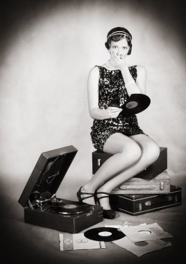 Kız bir gramofon kaydı düştü. Vintage