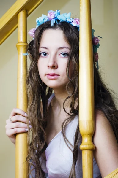 Πορτραίτο κοριτσιού σε σκαλοπάτια στο εσωτερικό — Φωτογραφία Αρχείου
