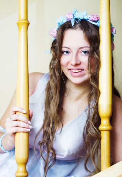 Portrait de belle fille souriante avec ses cheveux — Photo