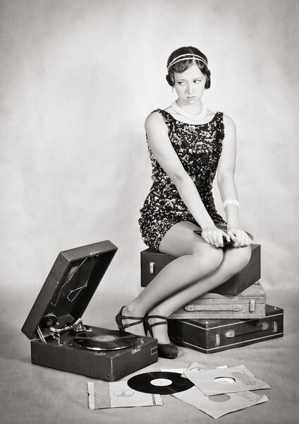 Грустная девушка с граммофоном. Ретро
