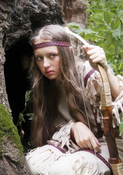 Indian girl with a bow in ambush — Stock Photo, Image