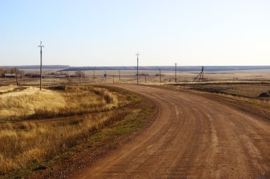 Kırsal kesimde toprak yol. Sonbahar