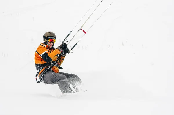 Bir uçurtma sürme snowboarder — Stok fotoğraf