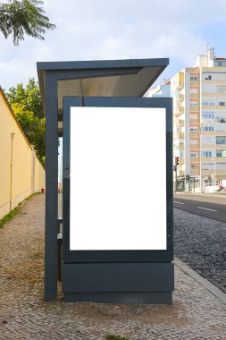 Mockup modern otobüs Shelte 'nin merkezinde büyük, boş bir reklam lambası var. Yapının koyu bir çerçevesi var ve sahnenin içinde kaldırım taşı var.