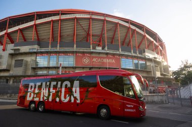 Lisboa, Portekiz 2025-11-09 S.L. takım otobüsü. Benfica, Lizbon, Portekiz 'de Estdio da Luz' un önüne park etti..