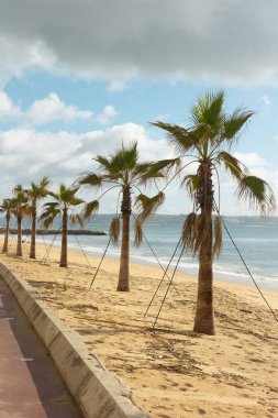 Kayalık bir uçurumun kenarında duran bir kayalık uyarı levhası sürücüyü bölgedeki toprak kaymalarına karşı uyardı. Üçgen kırmızı kenarlı tabela, taşın doğal manzarasıyla çelişiyor.