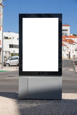 dikey reklam modeli Portekiz 'de bir kaldırımda kaldırımda dikiliyordu. Ekranda parlak siyah çerçeveli büyük beyaz bir ekran var