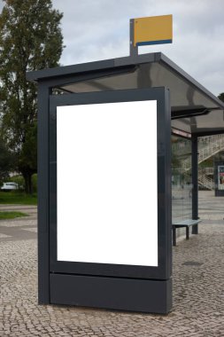 Modern bir otobüs durağındaki boş reklam panosu, modelleme veya açık hava pazarlama için hazır..