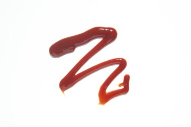 Ketçap sosu yakın plan beyaz arka planda izole edilmiş zigzag darbesiyle yayılmış. Fotokopi alanı olan en az gıda konsepti, ambalaj tasarımı, reklamcılık, fast food konseptleri ve aşçılık geçmişi için ideal..