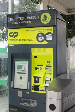 Sintra, Portekiz 02-02-2026. Portekiz 'de bir tren istasyonunda bilet otomatı. Ulusal demiryolu şirketi tarafından işletiliyor..