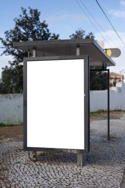 Lizbon, Portekiz 'de bir otobüs durağında boş reklam panosu. Fotokopi alanı olan boş dikey poster görüntüsü, açık hava reklamcılığı, toplu taşıma pazarlaması, markalaşma ve kentsel modelleme için ideal.