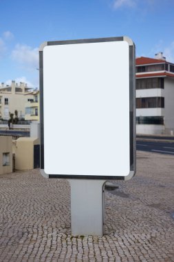 Lizbon, Portekiz 'de yaya kaldırımında boş bir reklam panosu. Şehir binaları ve geleneksel Portekiz taş kaldırımlarıyla çevrili boş bir tabela. Reklam modelleri ve markalaşma sunumları için ideal