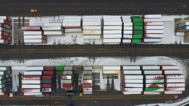 Nakliye konteynırları limanda