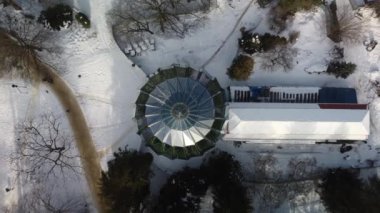 Palm House 'un üstü açık, Gdansk' taki Oliwski Parkı, kışın hava durumu.