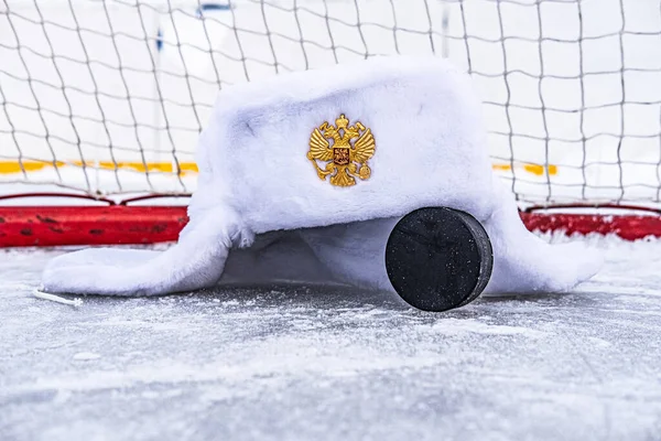 Шляпа Белого Меха Шайба Лежат Хоккейный Гол — стоковое фото