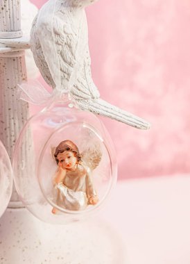 Melek şeklinde Noel ağacı oyuncağı Sevgililer Günü için bir kızın odasını dekore ediyor.