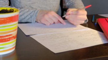 Uzun kollu kazak giyen beyaz erkek öğrenci, salgın durumundan dolayı evde ders çalışıyor.. 