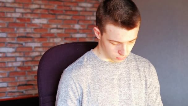 Hombre Blanco Joven Estudiante Con Suéter Casual Manga Larga Está — Vídeo de stock
