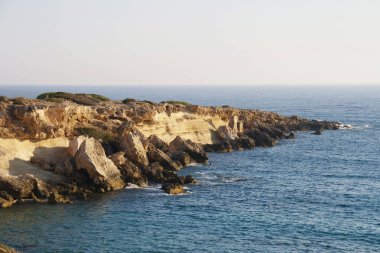 Okyanusun arka planındaki dağlar