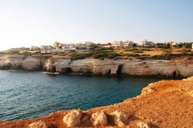 Okyanusun arka planındaki dağlar