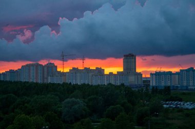 Büyük bir pencerede sigara içilen şehir