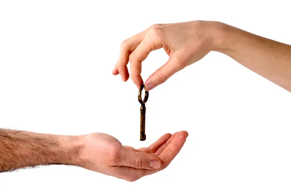 Mão de mulher dando uma chave para a mão de um homem — Fotografia de Stock