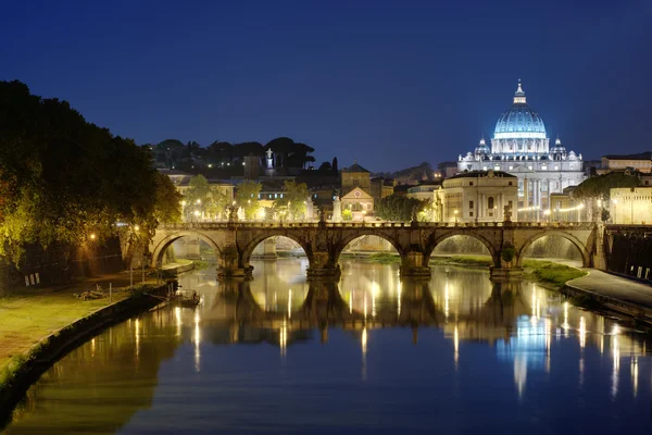 Roma, St Peter's Bazilikası'nın ve Tiber Nehri köprüde gece görünümü