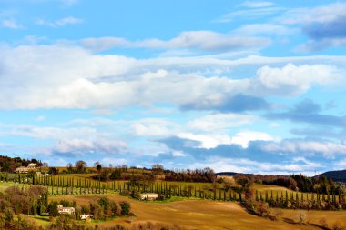 Umbria tepelerinde bulutlar ve selvi