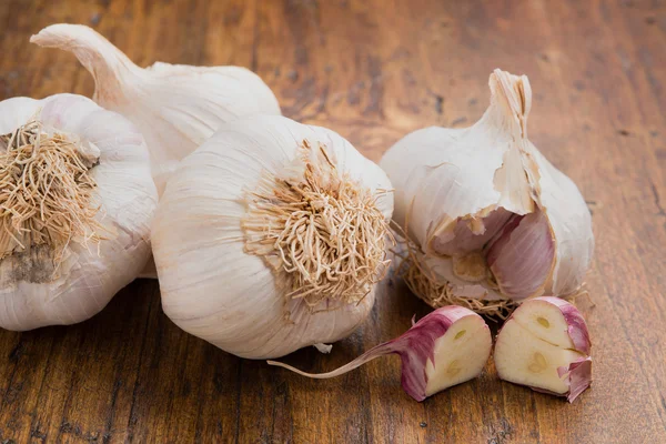 Garlic with cut clove — Stock Photo, Image