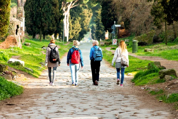 Женщины гуляющие в парке, древняя дорога — стоковое фото
