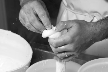 bir süt mozzarella hazırlanması