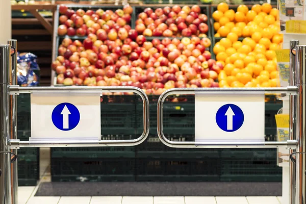 Meyve sepetlerinin arka planına sahip süpermarket girişi