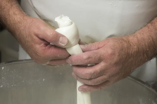 Voorbereiding van mozzarella in een zuivelfabriek — Stockfoto