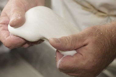 bir süt mozzarella hazırlanması